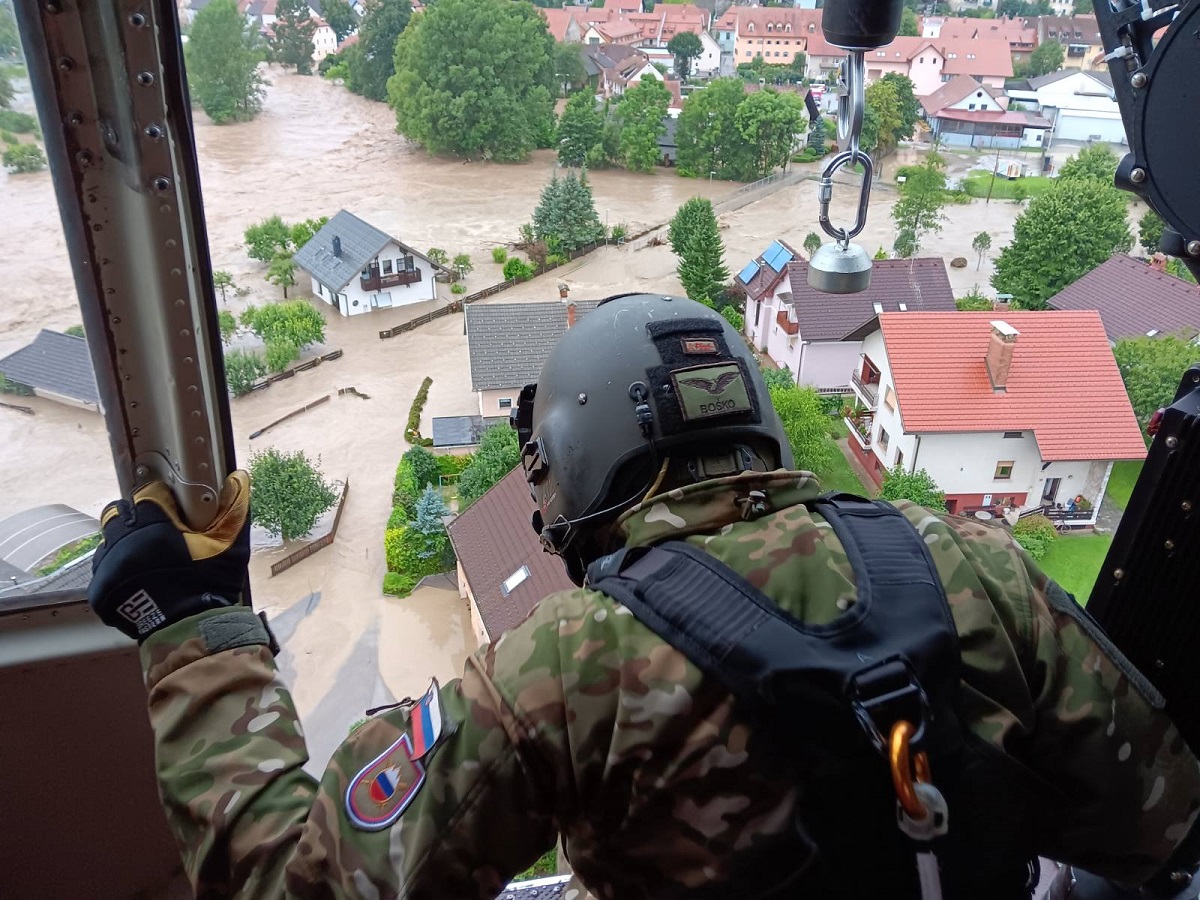 Vërshimet në Slloveni. Foto nga profili në Twitter i Ushtrisë së Sllovenisë