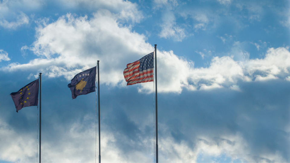 Flamujt e Kosovës, SHBA-ve dhe Be-së. Foto: Picturesd në Canva