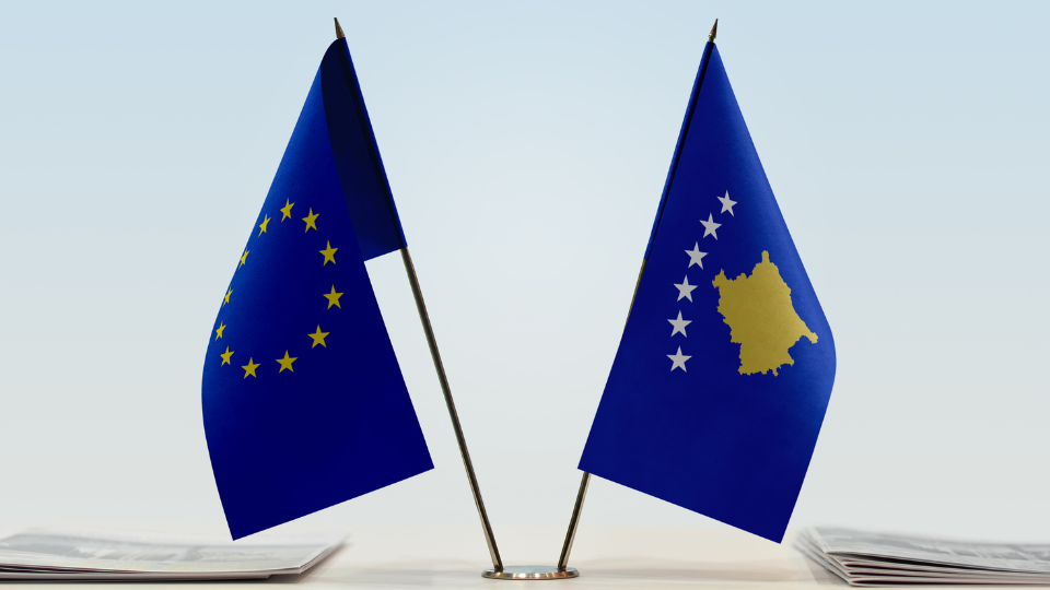 Flamuri i BE-së dhe Kosovës. Foto: Oleksandr Filon në Canva