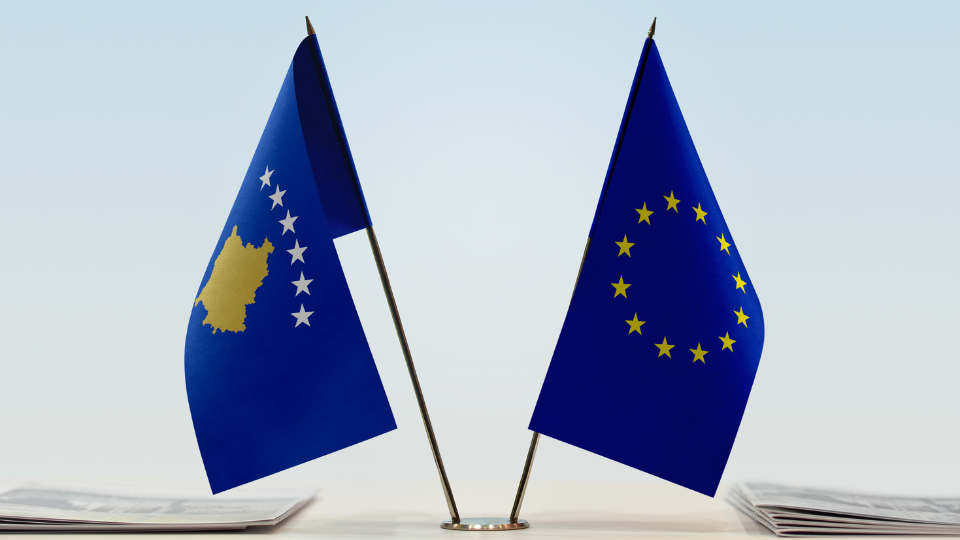 Flamuri i Kosovës dhe i BE-së. Foto: Oleksandr Filon në Canva