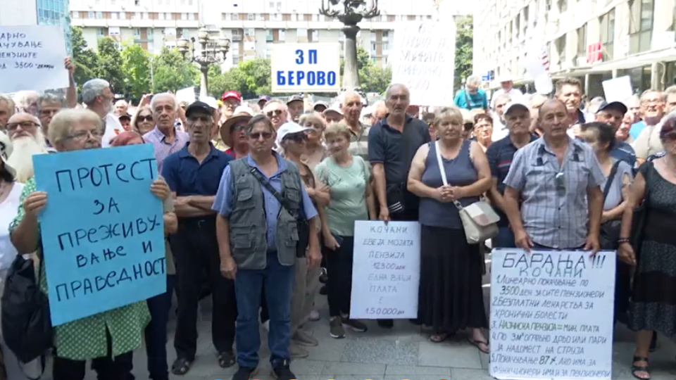 Protesta e pensionistëve në Shkup (14.08.2023). Foto: Printscreen nga video live në Facebook e MIA-s