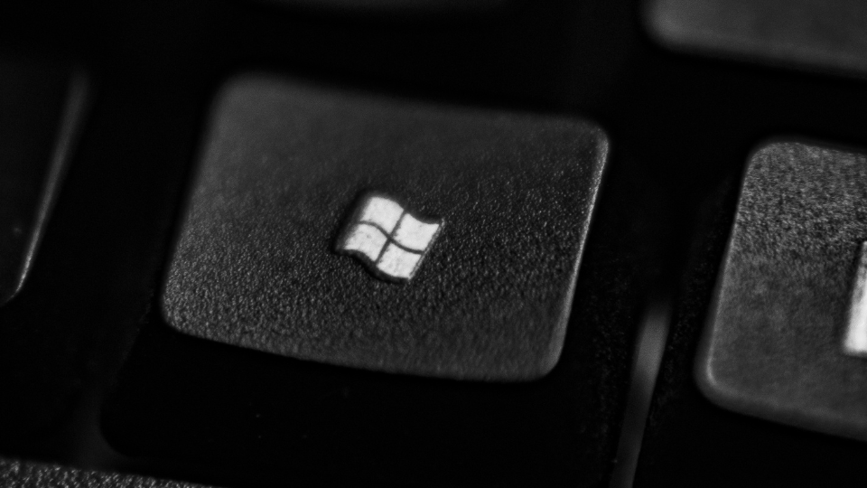 Microsoft. Foto: Nothing Ahead në Canva