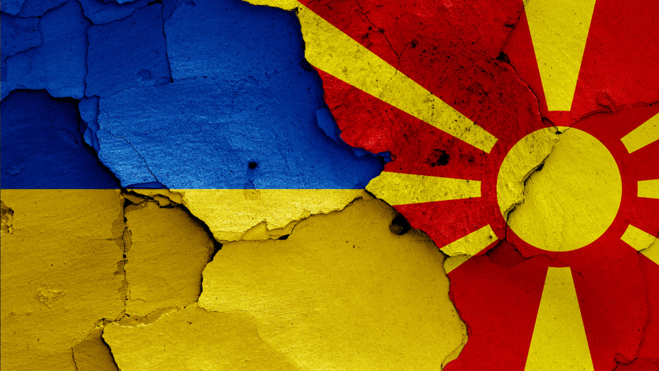 Flamuri i Maqedonisë së Veriut dhe Ukrainës. Foto: Racide në Canva