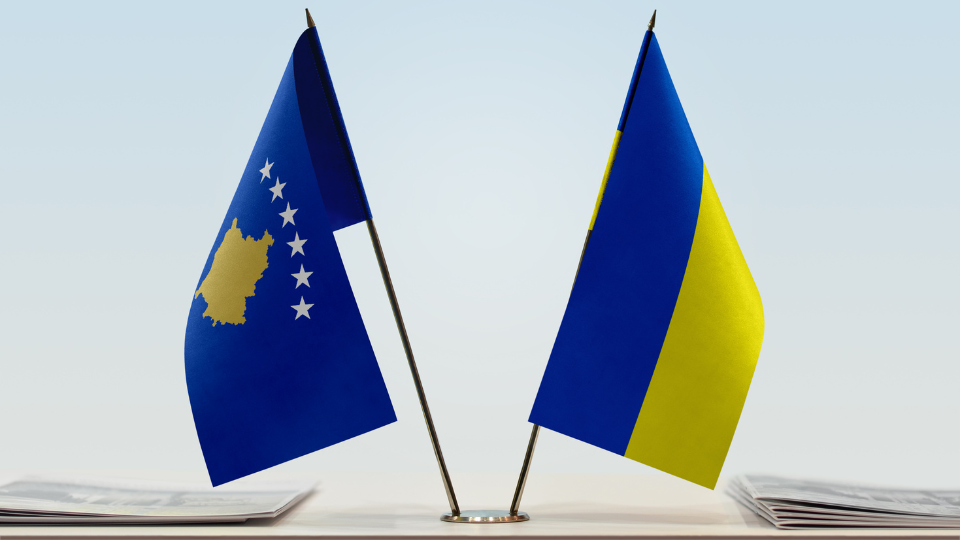 Flamuri i Kosovës dhe Ukrainës. Foto: Oleksandr Filon në Canva