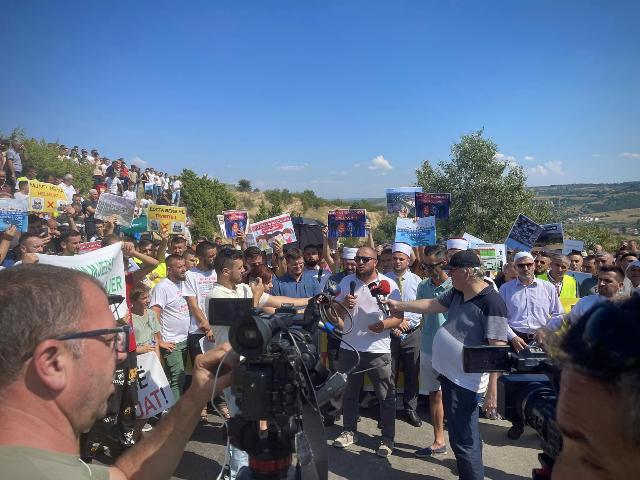 Foto nga protesta e banorëve të Studeniçanit për ndotjen e shkaktuar nga deponia Drislla. Foto nga Rinia e Batincës (Facebook)