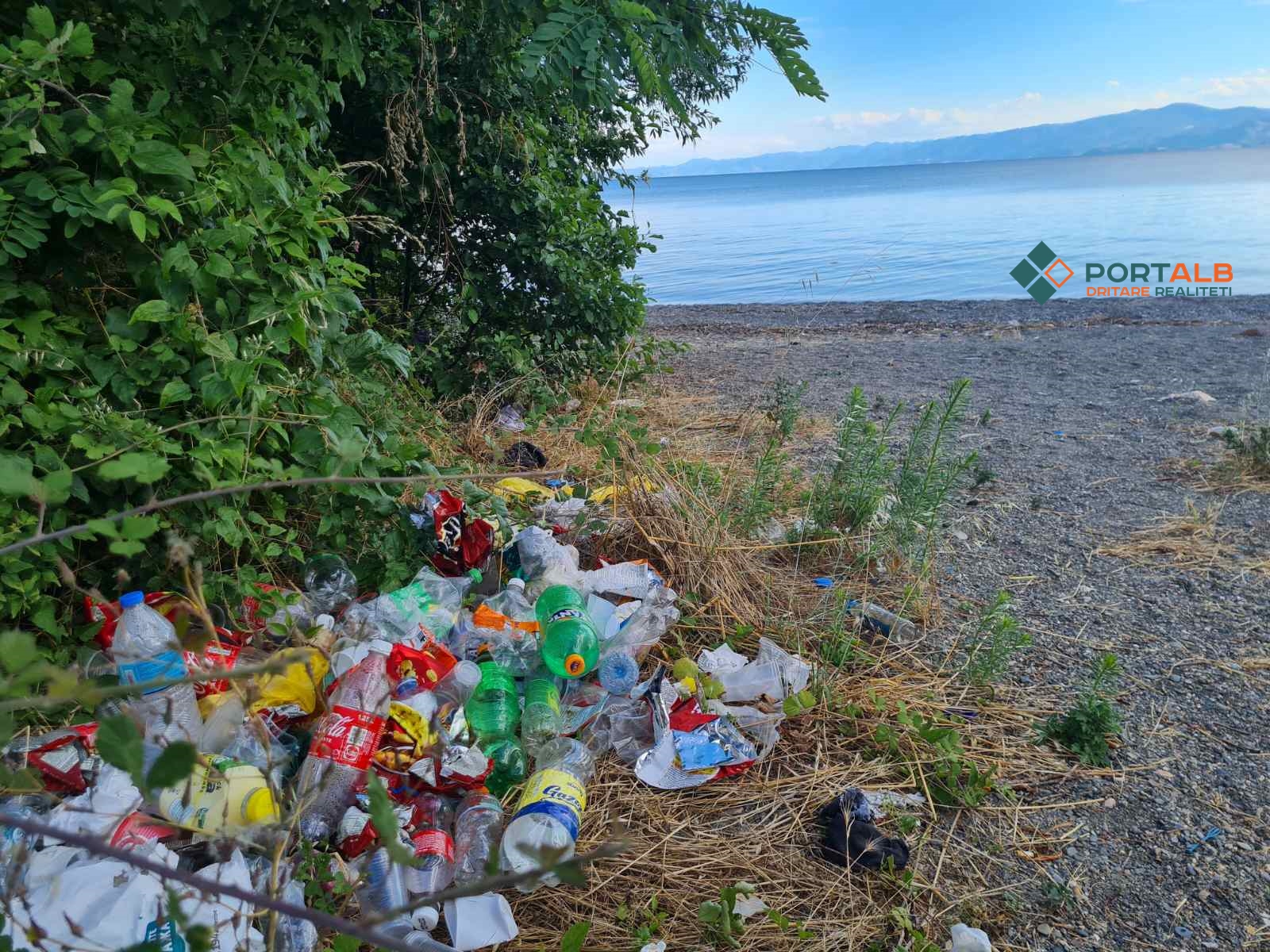 Mbeturina rreth liqenit në Strugë - Fotografuar nga Shefkije Alasani /Portalb.mk 11.08.2023