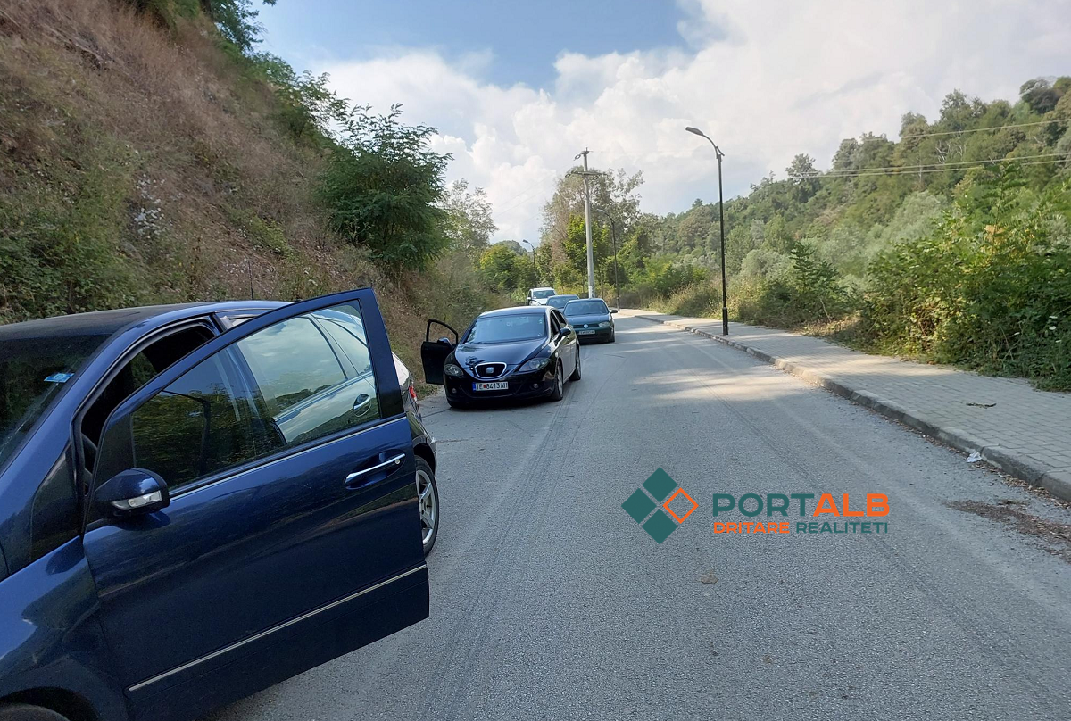 Kolonë veturash në rrugën e Banjës së Tetovës. Foto: Portalb.mk