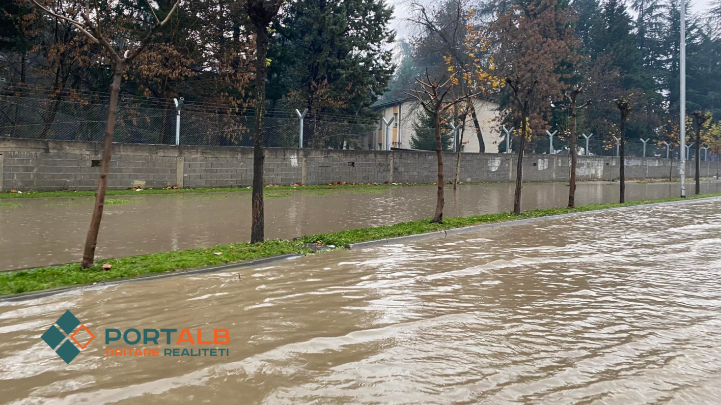 Bulevardi "Bllagoja Toska" në Tetovë pas reshjeve të shiut. Foto: Fisnik Xhelili/Portalb.mk (arkiv)