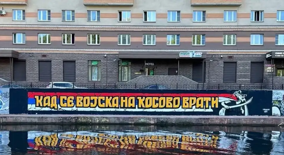 Nga Moska në Siberi: grafiti “Kur ushtria kthehet në Kosovë” u shfaq në mbarë Rusinë. Foto: Atvbl.rs