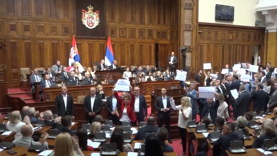 Opozita bllokon punën e Kuvendit të Serbisë. Foto: Printscreen nga Video e Anadolu Agency