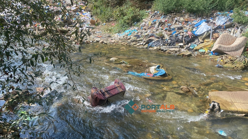 Mbeturinat në lumin Shkumbin në Tetovë te lagja Dardania. Foto: Fisnik Xhelili/Portalb.mk