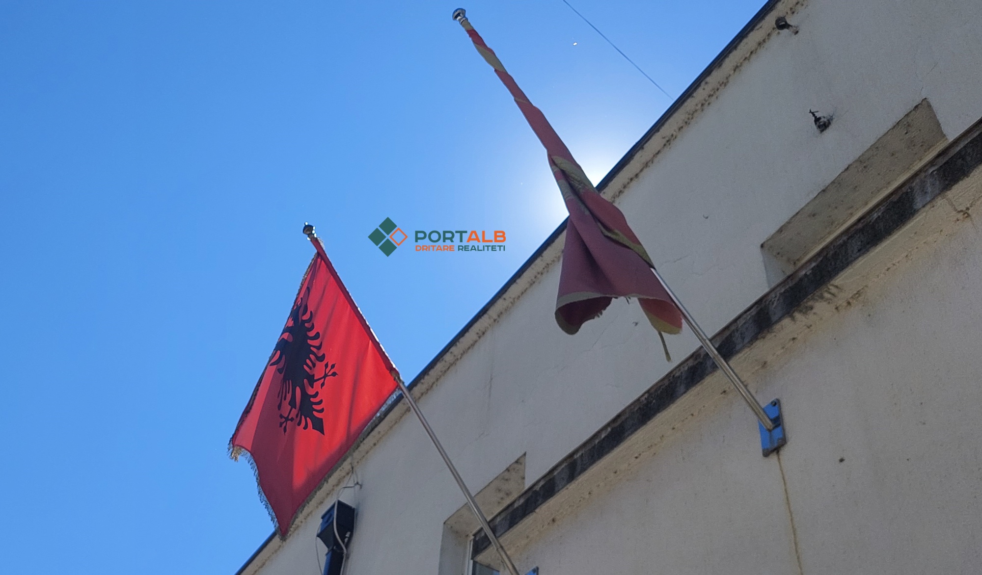 Flamuri i Malit të Zi dhe flamuri shqiptar. Foto nga Faton Curri - Portalb.mk