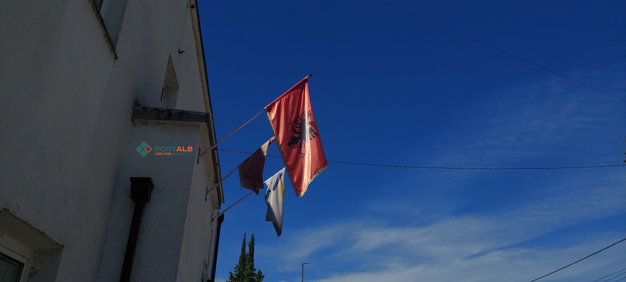Në Komunën e Tuzit, flamur shqiptar dhe flamuri i Malit të Zi. Foto nga Faton Curri - Portalb.mk