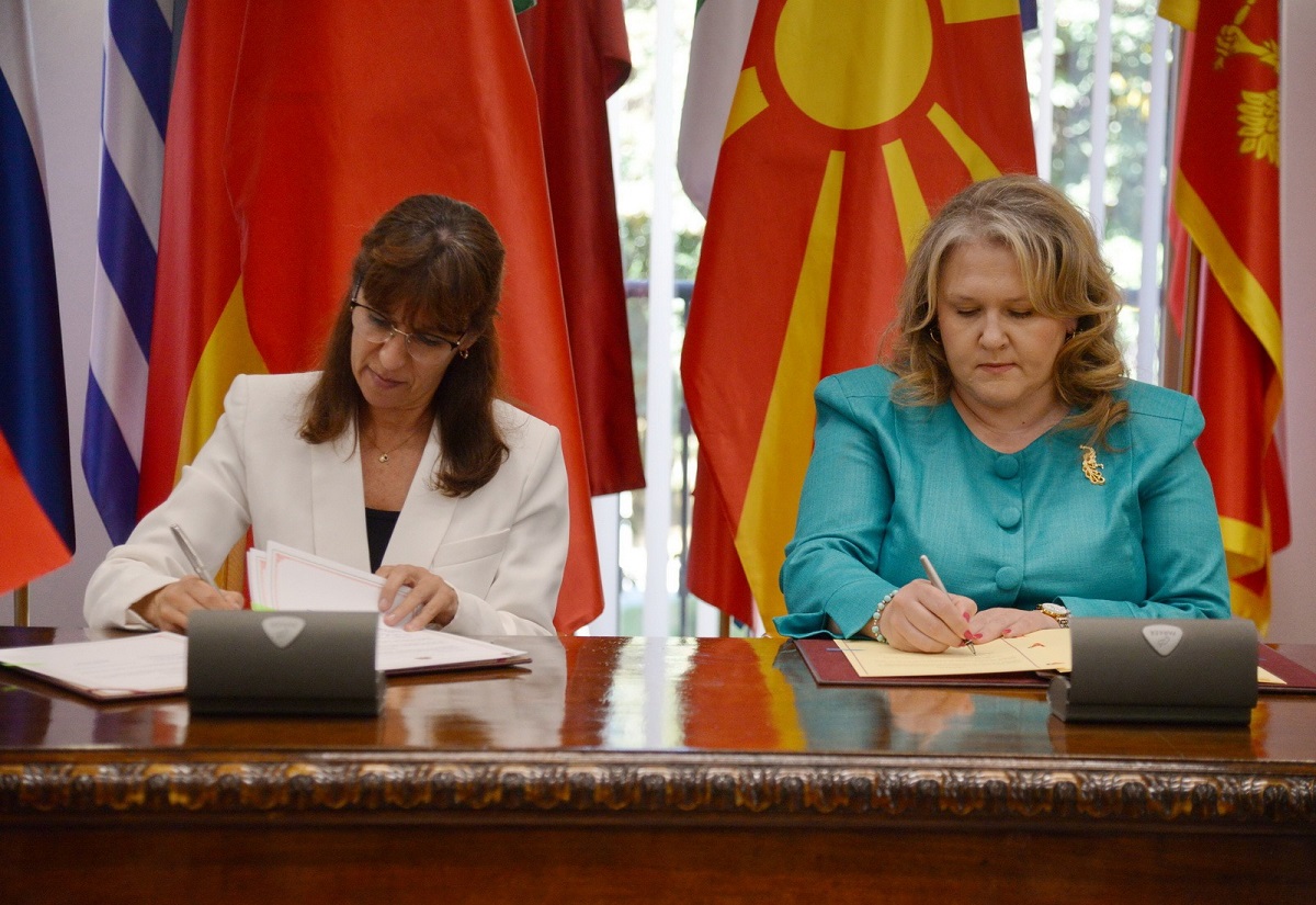 Ministret e Mbrojtjes të Maqedonisë së Veriut, Slavjanka Petrovska dhe të Portugalisë, Maria Helena Carreiras. Foto: Ministria e Mbrojtjes