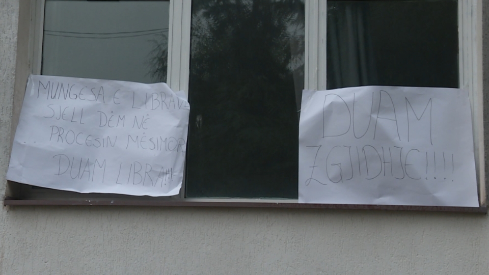 Protesta e nxënësve të Gjimnazit të Tetovës "Kiril Pejçinoviq" për mungesën e Librave (25.09.2023)