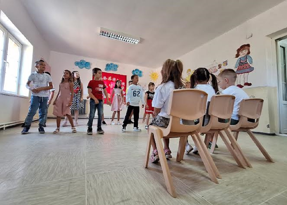 Nxënësit e klasave më të larta përgatitën një shfaqe për nxënësit e klasës së parë. Foto: Meta.mk