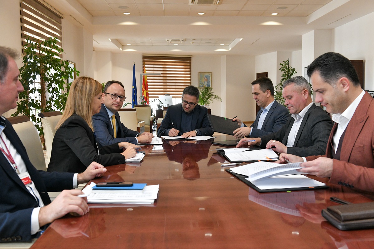 Ministri i Financave, Fatmir Besimi dhe kryetarët e komunave - Bilal Kasami, Mile Petkov dhe Blerim Sejdiu. Foto: Ministria e Financave