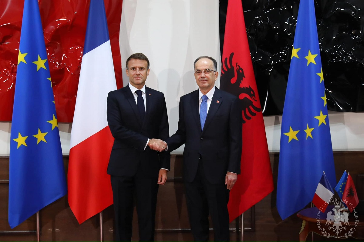 Bajram Begaj dhe Emmanuel Macron. Foto nga profili në Facebook i presidentit Begaj