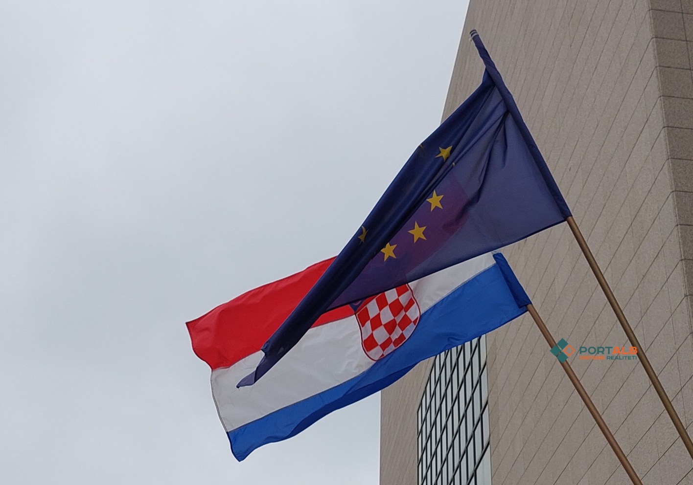 Flamuri i Kroacisë dhe Bashkimit Evropian (BE), Zagreb. Foto nga Faton Curri - Portalb.mk