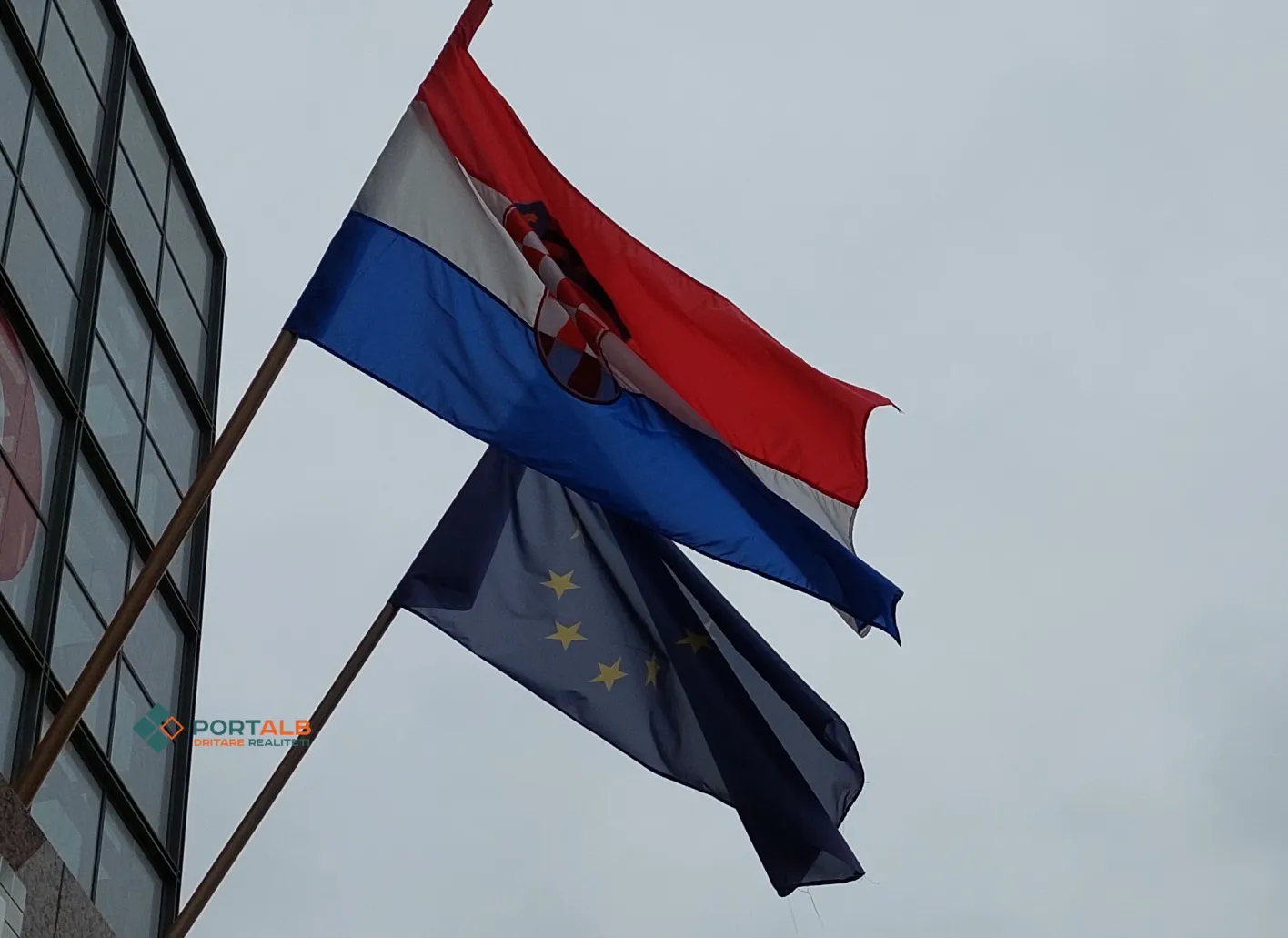 Flamuri i Kroacisë dhe Bashkimit Evropian (BE) në Zagreb. Foto nga Faton Curri - Portalb.mk