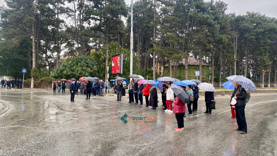Pensionistët bllokuan hyrjen në Tetovë, vazhdojnë protestat për rritje të pensioneve (17.10.2023). Foto: Fisnik Xhelili/Portalb.mk