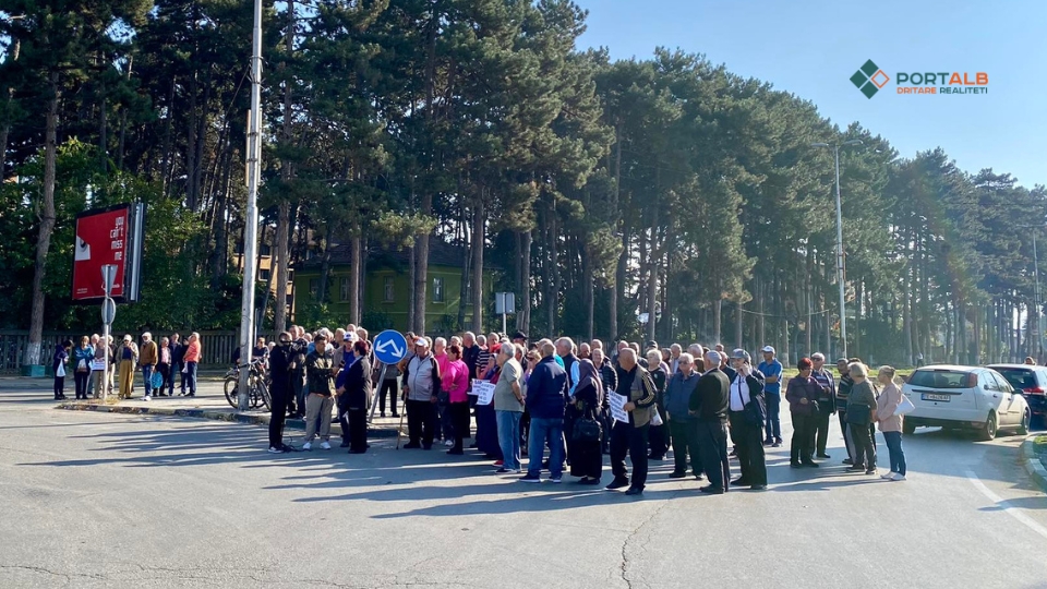 Pensionistët bllokuan hyrjen në Tetovë, vazhdojnë protestat për rritje të pensioneve (12.10.2023). Foto: Fisnik Xhelili/Portalb.mk