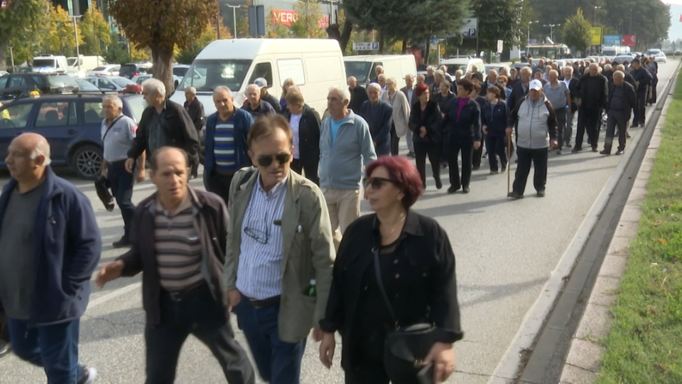 Pensionistët bllokuan hyrjen në Tetovë dhe marshuan deri te Tregu i Gjelbër, vazhdojnë protestat për rritje të pensioneve (24.10.2023).