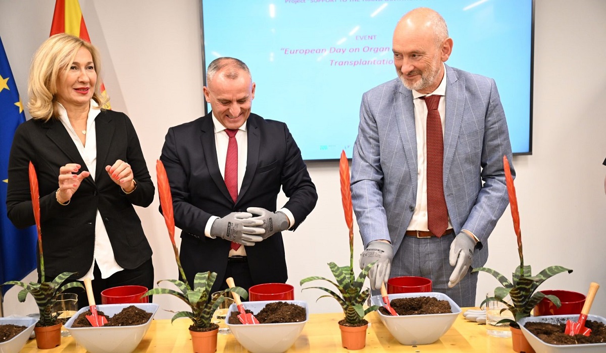 Dr. Mojsova-Mijovska, ministri Mexhiti dhe ambasadori evropian Gir mbollën bimë të reja, si sinonim për një jetë të re dhe në nderë të familjeve të të 19 donatorëve dhe familjeve të tyre. Foto: Europe House Shkup
