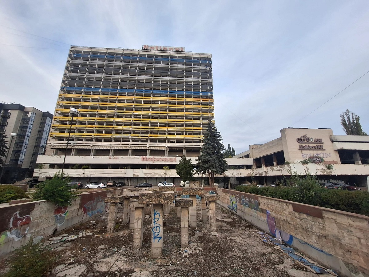 Hoteli “Nacional” i shkatërruar në qendër të Kishinaut me ngjyrat e flamurit ukrainas; Foto: Meta.mk
