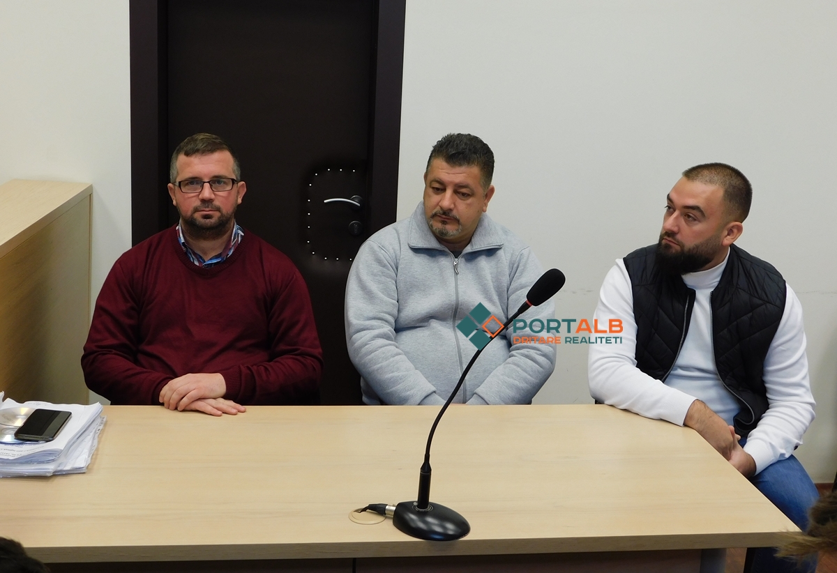 Avokati Asmir Alispahiq, Bekim Haxhiu, pronar i "Besa Trans" dhe Hajredin Muça, përfaqësues juridik i "Besa Trans", foto: Suad Bajrami/Portalb.mk
