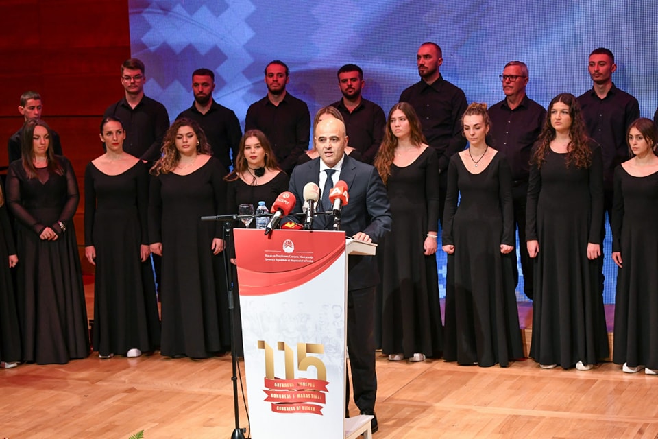 Kryeministri Dimitar Kovaçevski në manifestimin për Ditën e alfabetit shqip. Foto nga profili i tij zyrtar në Facebook