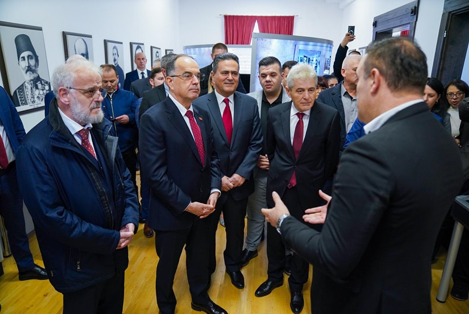 Presidenti i Shqipërisë, Bajram Begaj në Manastir, bashkë me Ali Ahmetin, Talat Xhaferin, Imer Selmanin dhe funksionarë tjerë të RMV-së. Foto: BDI