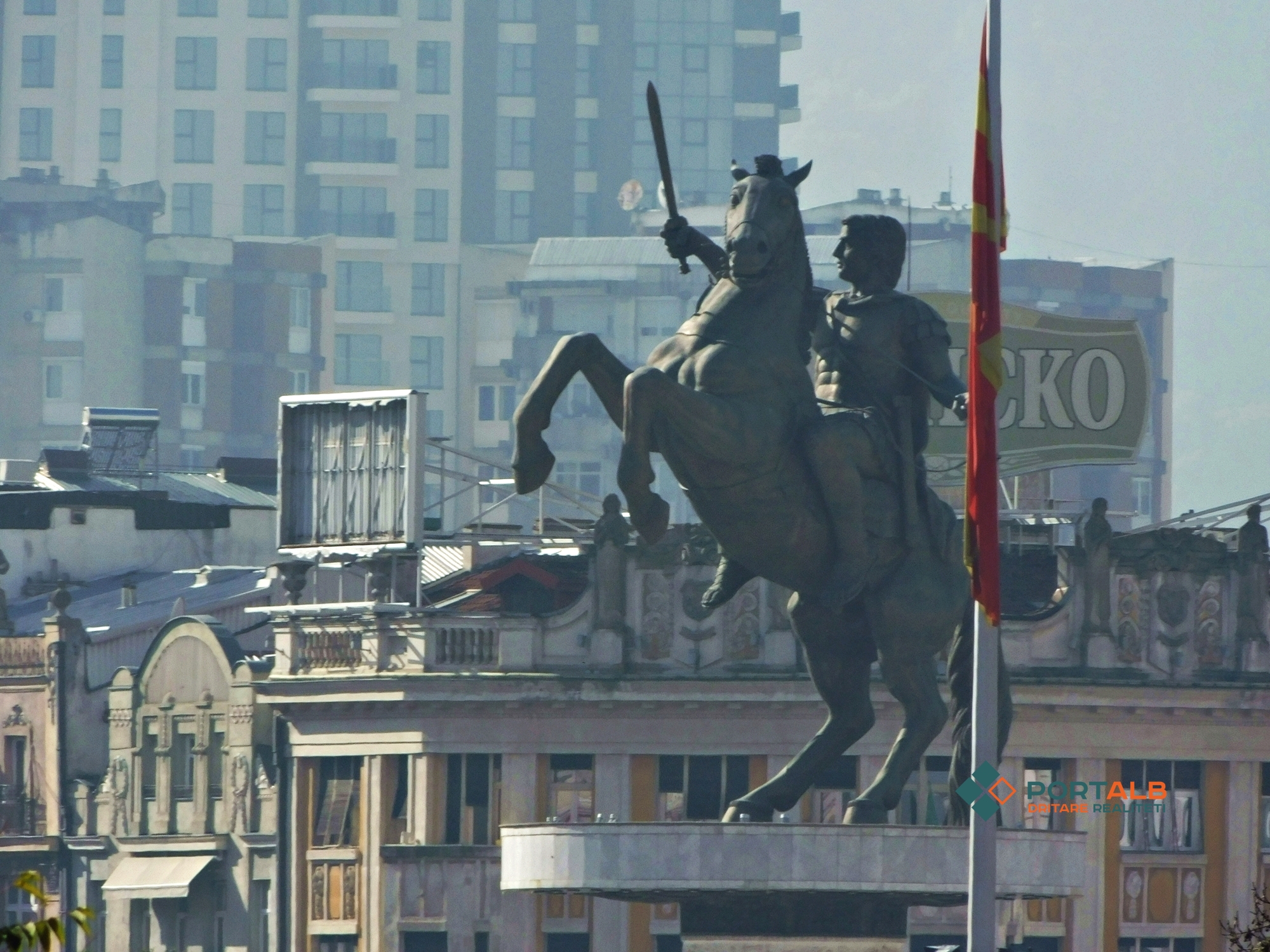 Shkupi 2014, përmendorja e Aleksandrit të Madh në Shkup, analiza ekonomike maqedoni, bust