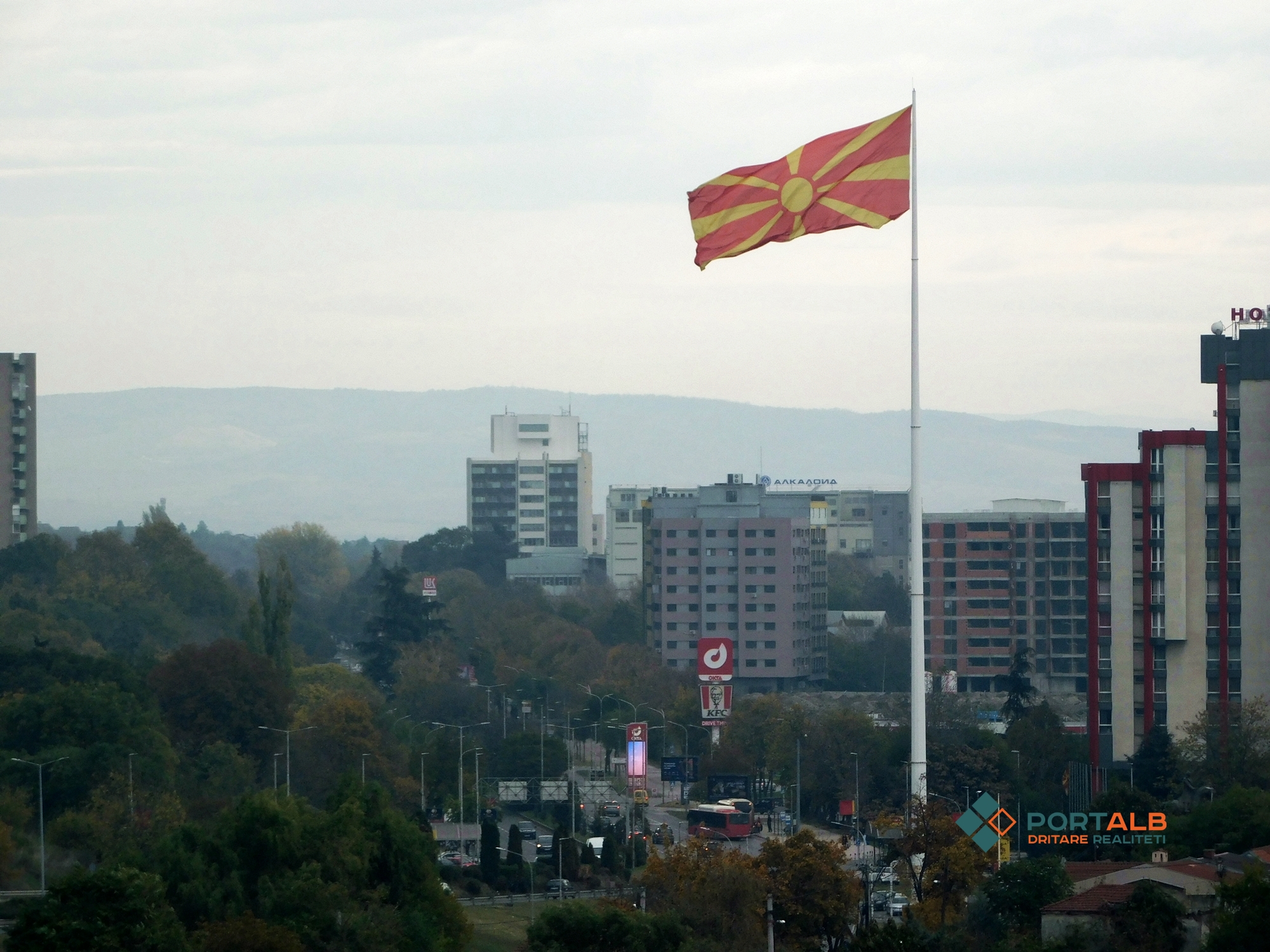 Ndërtime, ndërtesa, banesa, urbanizëm, Shkup, analiza ekonomike, ekonomi, beton, festë, flamuri i Maqedonisë së Veriut