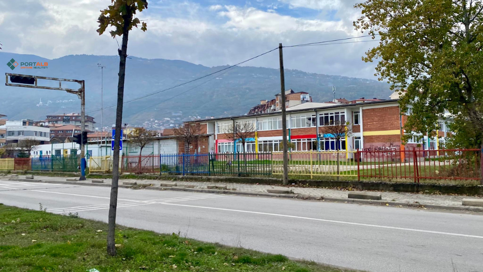 Shkolla fillore "Kirili dhe Metodi" dhe çerdhja afër bulevardit "V.S. Bato" (Industrial) në Tetovë. Foto: Fisnik Xhelili/Portalb.mk