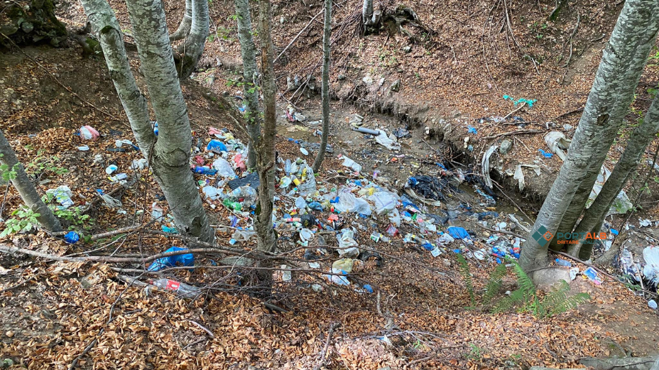 Mbeturina në Malin Sharr. Foto: Fisnik Xhelili/Portalb.mk