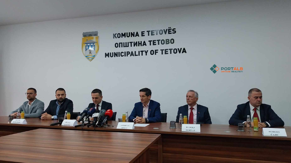 Nënshkrimi i marrëveshjes midis Komunës së Tetovës dhe “Saubermaher” nga Sllovenia për menaxhimin e mbeturinave në Tetovë. Foto: Fisnik Xhelili/Portalb.mk