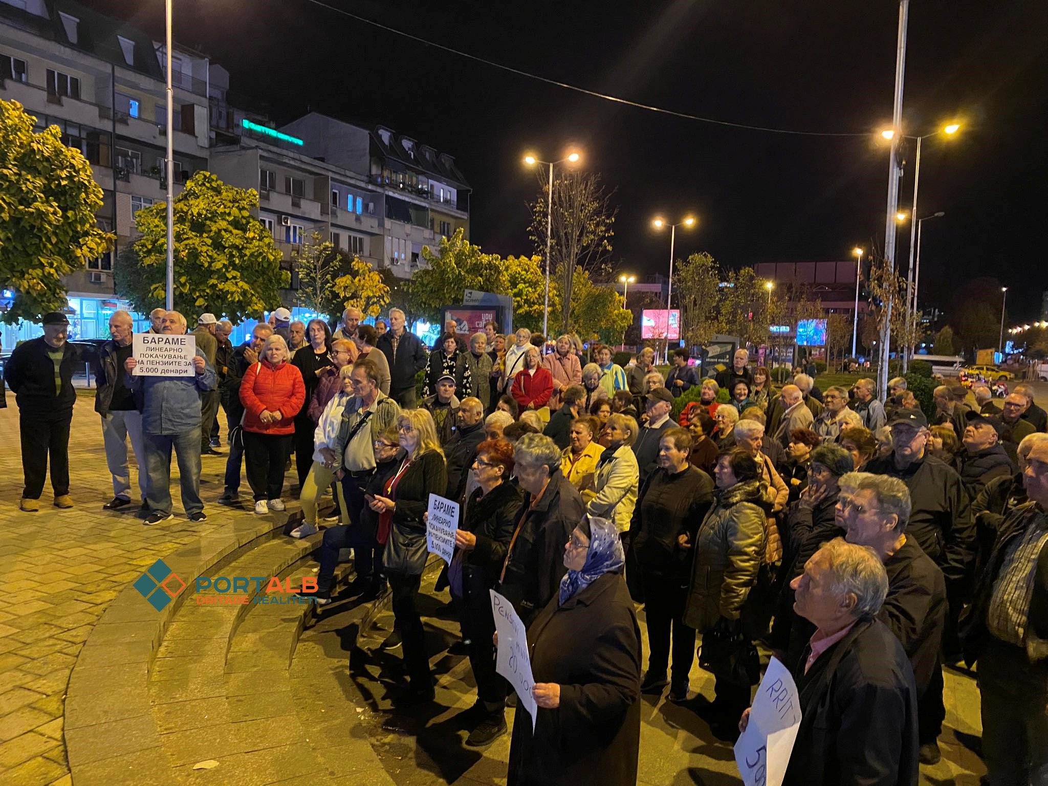 Pensionistët protestues në Tetovë. Foto nga Fisnik Xhelili - Portalb.mk
