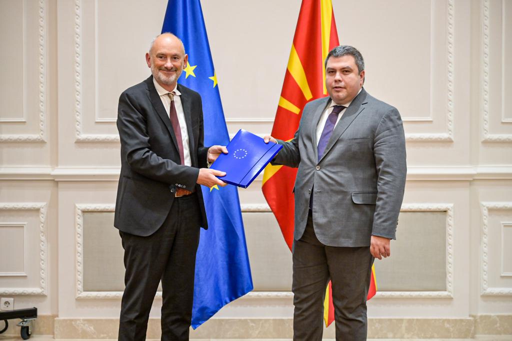 Shefi i BE-së në Shkup, Dejvid Gir dhe zëvendëskryeministri, Bojan Mariçiq. Foto nga Sekretariati për Çështje Evropiane.