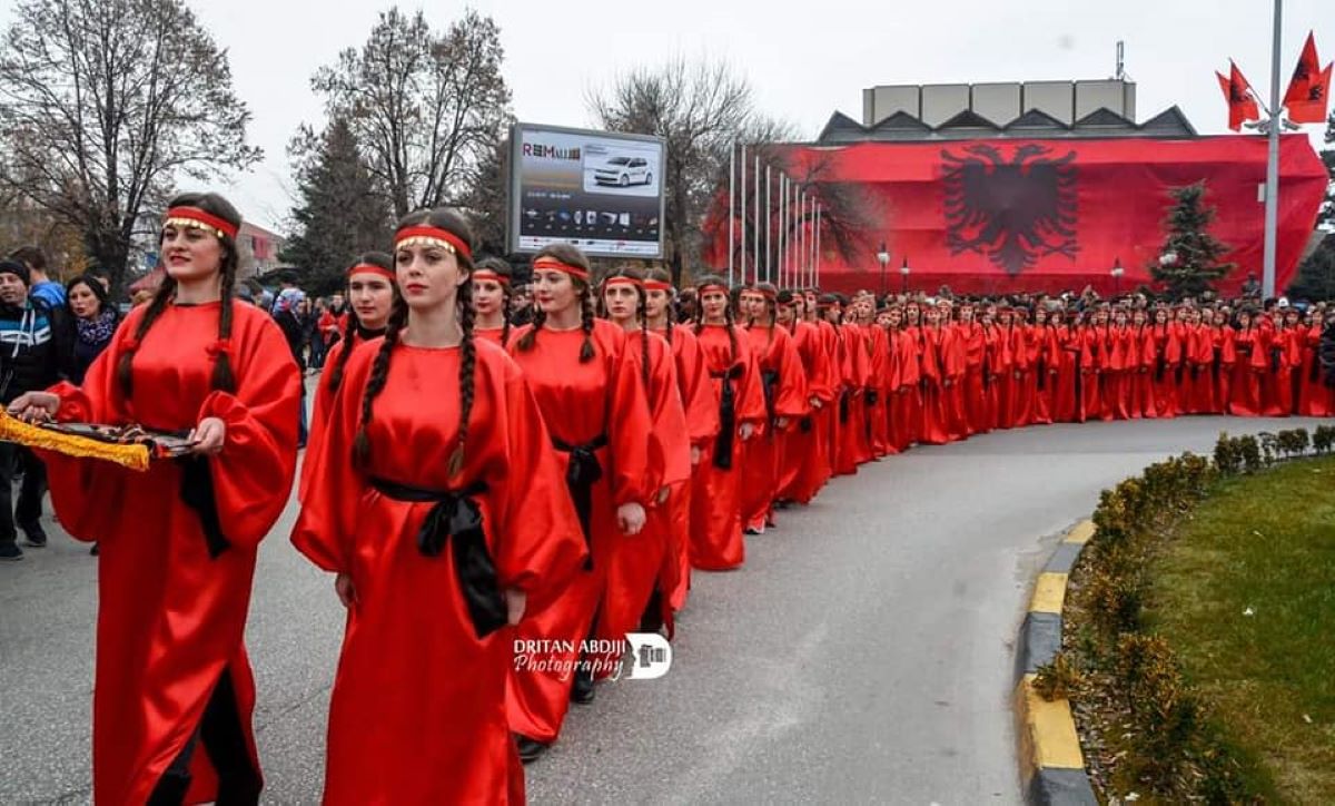 Fotografia është marrë me lejen e autorit. Foto e shkrepur për 28 Nëntor në sheshin e Tetovës , aktivitet me nxënës