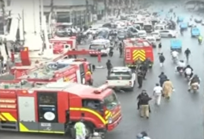 Zjarr në Pakistan. Foto printscreen nga kanali në Youtube i Samaa TV