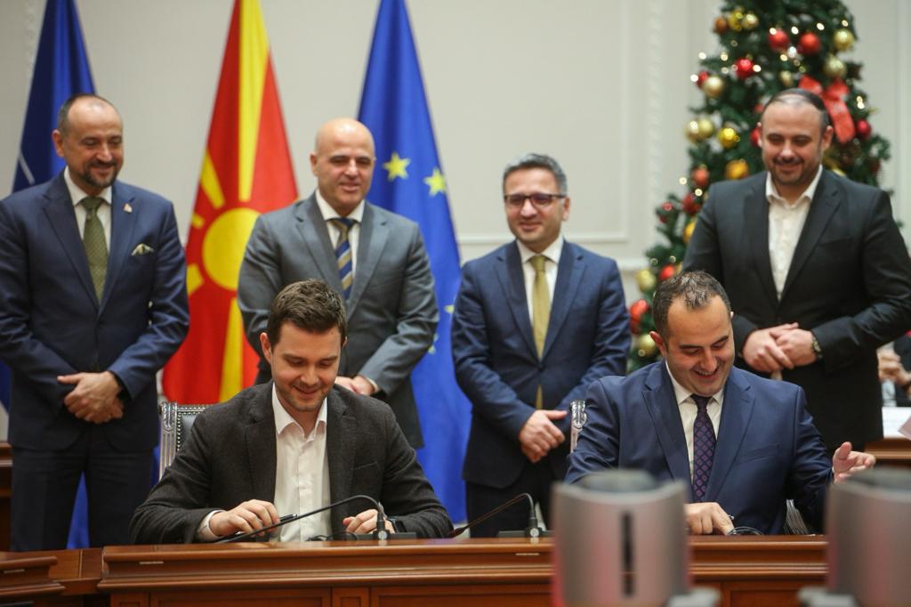 Nënshkrimi i marrëveshjeve për 66 projekte në 44 komuna me vlerë 32.5 milionë euro. Foto: Qeveria e RMV-së
