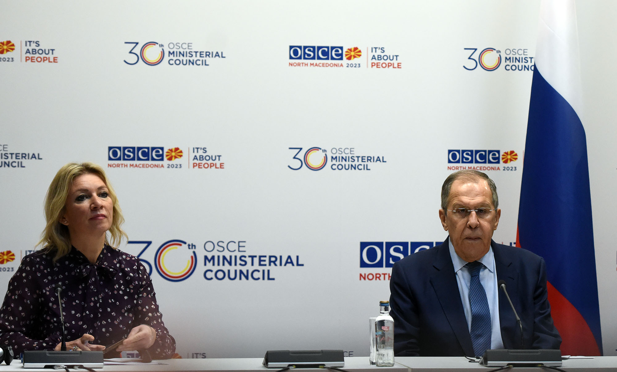 Maria Zakharova dhe Sergej Lavrov në Këshillin e 30-të Ministror të OSBE. Foto: Robert Atanasovski