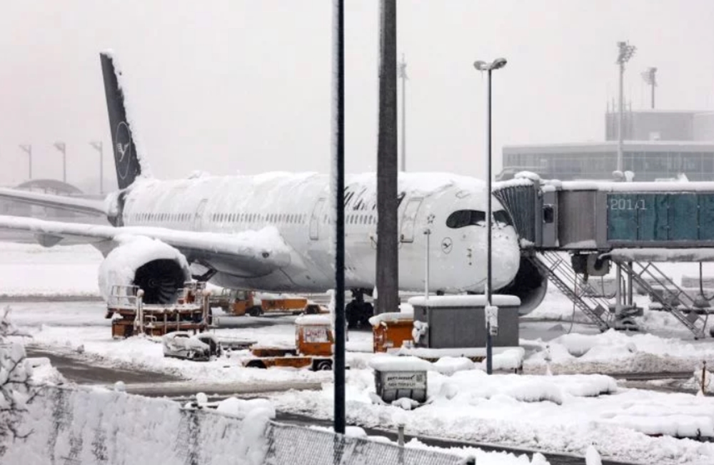 Nuk ka ngritje dhe ulje në aeroportin e Mynihut për shkak të reshjeve të mëdha të borës. Foto: Karl-Josef Hildenbrand/dpa