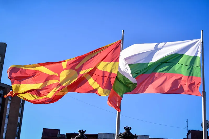 Flamuri i Maqedonise dhe ai i Bullgarisë. Foto: Qeveria e RMV-së