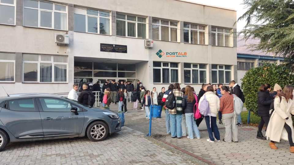 Nxënësit e Gjimnazit të Tetovës "Kiril Pejçinoviq" duke dalë nga mësimi për shkak të mungesës së energjisë elektrike. (21.12.2023). Foto: Portalb.mk