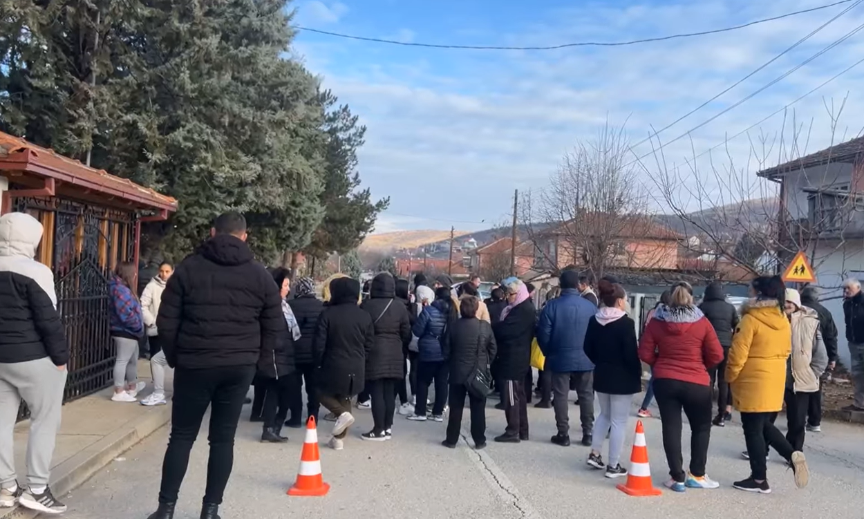 Protesta në Çashkë kundër paraleles shqipe. Foto printscreen nga video-live e portalit Tetova Sot (https://www.facebook.com/tetovasot2/videos/664236389243969)