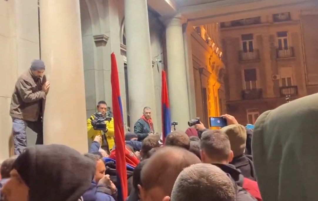 Foto nga trazirat para Kuvendit të Serbisë. Foto skrinshot nga video në Twitter/Zoran Lutovac