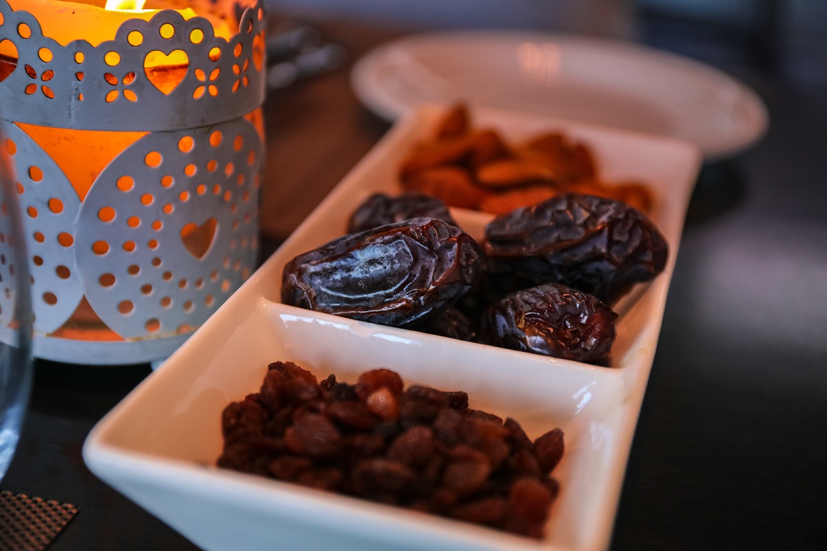 Iftar, Ramazan. Foto nga Naim Benjelloun/Pexels