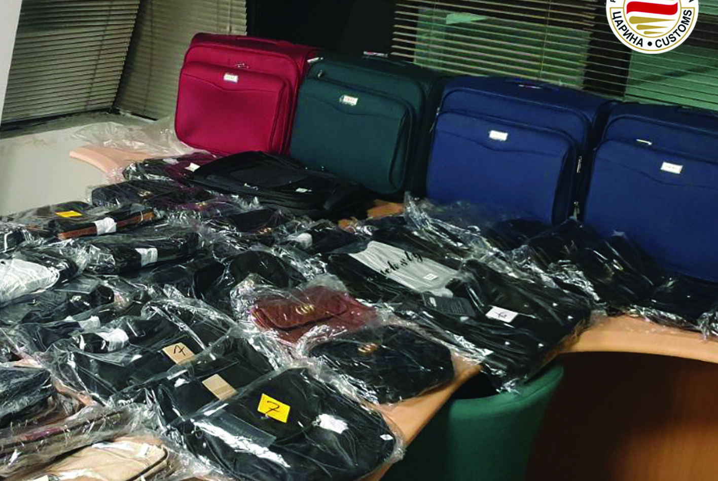 Çanta dhe valixhe të sekuestruara. Foto: Dogana e RMV-së